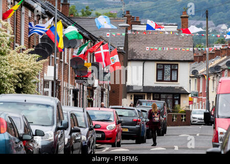 Iris dans l'Ouest de Belfast ont été les résidents ont pris la Coupe du Monde de la fièvre et ont créé un concours pour recueillir des fonds pour une fête dans la rue le jour de la finale de la Coupe du monde. Banque D'Images