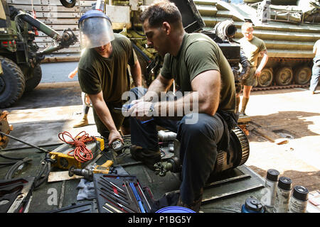 161010-M-PJ210-001 DUBAÏ (oct. 10, 2016) Les Marines avec 22e Marine Expeditionary Unit (MEU) mènent leurs chèques annuels de maintenance préventive du moteur et de services au cours d'un entretien de déploiement mi-à bord du navire de débarquement quai amphibie USS Whidbey Island (LSD 41) à Dubaï, le 10 octobre 2016. 22e MEU, déployé avec le groupe amphibie Wasp, est le maintien de la sécurité régionale dans la 5e flotte américaine zone d'opérations. (U.S. Marine Corps photo par le Cpl. Chris Garcia) Banque D'Images