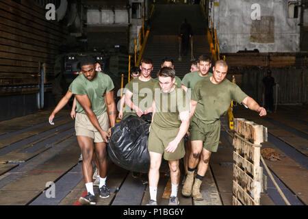 161010-M-PJ210-042 DUBAÏ (oct. 10, 2016) Les Marines avec 22e Marine Expeditionary Unit (MEU) et les marins affectés à la station d'amphibie Navire de débarquement USS Whidbey Island (LSD 41) corbeille pendant un déploiement mi-maintenance dans Dubaï, 10 octobre 2016. 22e MEU, déployé avec le groupe amphibie Wasp, est le maintien de la sécurité régionale dans la 5e flotte américaine zone d'opérations. (U.S. Marine Corps photo par le Cpl. Chris Garcia) Banque D'Images