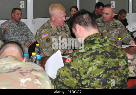 Le brig. Le général Jeffrey Farnsworth, Directeur de la sécurité de l'armée et commandant général de l'armée américaine Centre préparation au combat se réunit avec le colonel Nick Ducich, commandant de la Force multinationale et la formation Group-Ukraine partenaires multinationaux au maintien de la sécurité internationale et du Centre, au 13 octobre. Farnsworth est arrivé à l'IPSC d'effectuer des évaluations de la sécurité la zone d'entraînement qui est utilisé par l'JMTG-U. JMTG-U a pour mission fait partie des efforts en cours pour contribuer à l'Ukraine sur le long terme de la réforme militaire et de professionnalisme et d'aider à améliorer la capacité de défense du pays et traini Banque D'Images