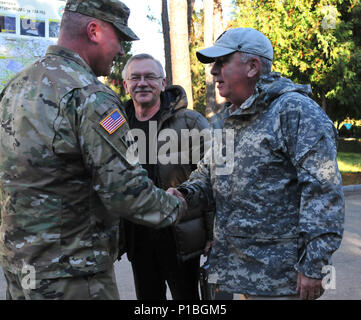 L'viv, Ukraine--retraite de l'Armée Le Général John Abizaid, conseiller auprès de l'Ukraine le ministre fédéral de la Défense, accueille le Colonel Nick Ducich, commandant de la Force multinationale de la formation Group-Ukraine au cours d'une visite au Centre de sécurité et de maintien de la paix internationale, 14 oct. Abizaid a récemment été nommé conseiller auprès du ministre de la défense ukrainien Stepan Poltorak par le Secrétaire de la Défense Ash Carter. JMTG-U a pour mission fait partie des efforts en cours pour contribuer à l'Ukraine sur le long terme de la réforme militaire et de professionnalisme et d'aider à améliorer la capacité de défense du pays et de la capacité de formation. (Photo de l'armée par le personnel Banque D'Images