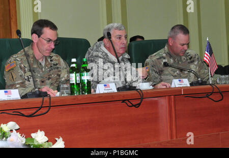 L'viv, Ukraine- général de l'armée à la retraite John Abizaid (milieu), conseiller auprès de la ministre de la défense de l'Ukraine se trouve dans une réunion avec le colonel Nick Ducich (droite), commandant de l'Group-Ukraine formation multinationale et le Colonel Liam Collins(à gauche), Directeur de la guerre moderne, Institut de l'Académie militaire pour discuter des progrès de l'JMTG-U au centre de sécurité et de maintien de la paix internationale, 14 octobre. Abizaid a récemment été nommé conseiller auprès du ministre de la défense ukrainien Stepan Poltorak par le Secrétaire de la Défense Ash Carter. JMTG-U a pour mission fait partie des efforts en cours pour contribuer à l'Ukraine Banque D'Images