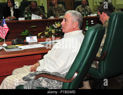 L'viv, Ukraine- général de l'armée à la retraite John Abizaid, conseiller auprès de la ministre de la défense de l'Ukraine se trouve dans une réunion avec les partenaires multinationaux pour discuter des progrès de la formation Group-Ukraine multinationales conjointes au maintien de la paix et la sécurité internationale Centre, 14 octobre. Abizaid a récemment été nommé conseiller auprès du ministre de la défense ukrainien Stepan Poltorak par le Secrétaire de la Défense Ash Carter. JMTG-U a pour mission fait partie des efforts en cours pour contribuer à l'Ukraine sur le long terme de la réforme militaire et de professionnalisme et d'aider à améliorer la capacité de défense du pays et de la capacité de formation. Banque D'Images