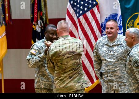 FORT BLISS, Texas-- Commande Le Sgt. Le major Wilbert Engramme Jr. assume la responsabilité de la modernisation de la Brigade de la commande du contrôleur BMC, général commandant le général de Terrence J. McKenrick McKenrick, comme passe l'épée au sergent-major de commandement entrant au cours d'une cérémonie de changement de responsabilité, 12 octobre à Fort Bliss, Texas. (Photo par le sergent. Cashmere Jefferson, 7e Détachement des affaires publiques Mobiles Banque D'Images