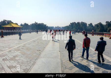 BEIJING, CHINE - le 14 mars 2016 : les touristes visitant le Temple du Ciel park complex. Banque D'Images