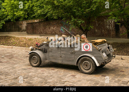 Lviv, Ukraine - juin 3, 2018:ancienne rétro voiture Volkswagen Typ 82 avec son propriétaire et d'un passager inconnu en tenant la participation au grand prix race Leopolis Banque D'Images