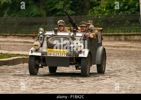 Lviv, Ukraine - juin 3, 2018:ancienne rétro voiture Volkswagen Typ 82 avec son propriétaire et d'un passager inconnu en tenant la participation au grand prix race Leopolis Banque D'Images