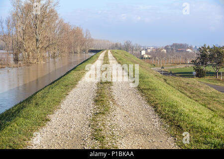 Rivière en crue pendant la saison des pluies dans les tropiques. Panorama de l'embouchure du fleuve. Vue panoramique, vue aérienne. Sale, muddy river embankment Banque D'Images