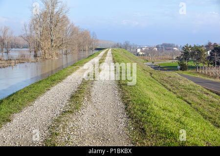 Rivière en crue pendant la saison des pluies dans les tropiques. Panorama de l'embouchure du fleuve. Vue panoramique, vue aérienne. Sale, muddy river embankment Banque D'Images