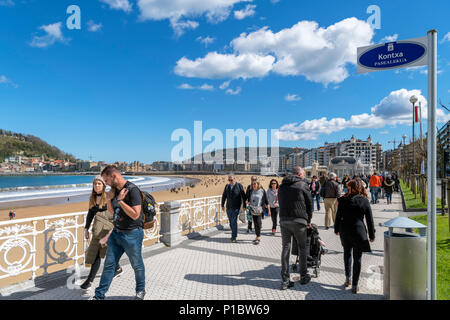 Plage de San Sebastian. Promenade du front de mer le long de la Playa de la Concha, San Sebastian, Pays Basque, Espagne Banque D'Images