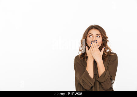 Portrait d'une jeune femme choqué couvrant la bouche avec les mains plus isolé sur fond blanc Banque D'Images