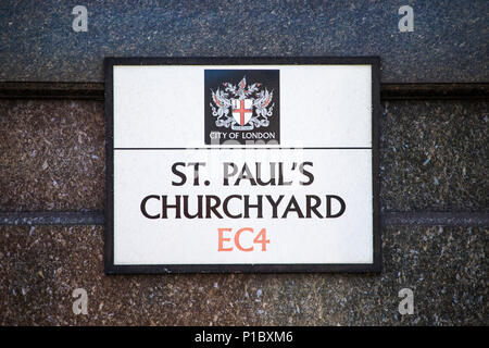 Londres, UK - 6 juin 2018 : une plaque de rue de Saint-Jean Pauls Churchyard, situé à St Pauls Cathedral à Londres, le 6 juin 2018. Banque D'Images