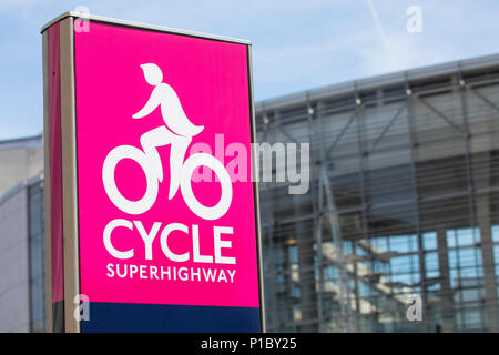 Londres, UK - 6 juin 2018 : un signe pour l'une des autoroutes à vélo dans le centre de Londres, le 6 juin 2018. Banque D'Images