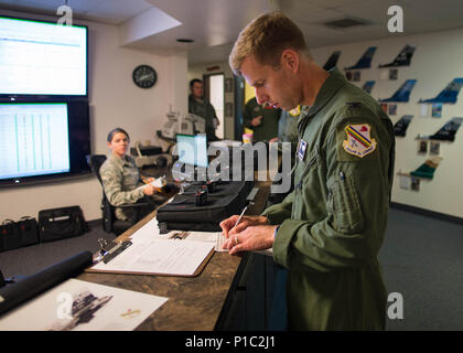 U.S. Air Force Colonel David Mineau, la 354e Escadre de chasse, le commandant se prépare pour une mission, le 10 octobre 2016, au cours de l'exercice Red Flag Alaska (RF-A) 17-1 à Eielson Air Force Base, en Alaska. RF-A fournit des occasions uniques d'intégrer diverses forces en coalition, et multilatéraux de formation des bases d'opérations avancées. (U.S. Photo de l'Armée de l'air par le sergent. Shawn Nickel) Banque D'Images