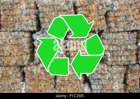 Signer le recyclage des déchets. Le tas de déchets est flou en arrière-plan Banque D'Images