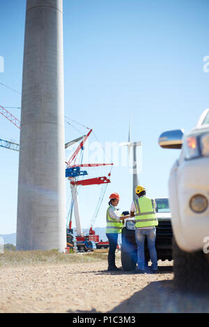 Réunion des ingénieurs à chariot à sunny wind turbine power plant Banque D'Images