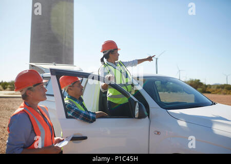 Les ingénieurs de chariot à sunny wind turbine power plant Banque D'Images