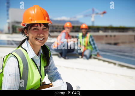 Portrait souriant, confiant au génie féminin sunny power plant Banque D'Images