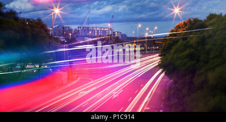 Light trails on city street Banque D'Images