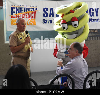 161012-N-wx604-049 Everett, Washington (oct. 12, 2016) Capt Mark A. Lakamp, Station Navale Everett commandant, et lumineux, mascotte de la marine pour la commande d'installation du programme énergétique de la rive, s'exprimer lors de l'installation de recyclage de l'énergie et de l'équitable. La foire est partie de mois d'Action de l'énergie, qui est dirigé par l'Office de l'efficacité énergétique et les énergies renouvelables Programme fédéral de gestion de l'énergie. Tel que proclamé par le président Obama, l'énergie d'octobre marque le mois d'action, et la nation est au gouvernement fédéral de faire preuve de leadership dans la gestion de l'énergie et la durabilité. (U.S. Photo par Marine Pett Banque D'Images