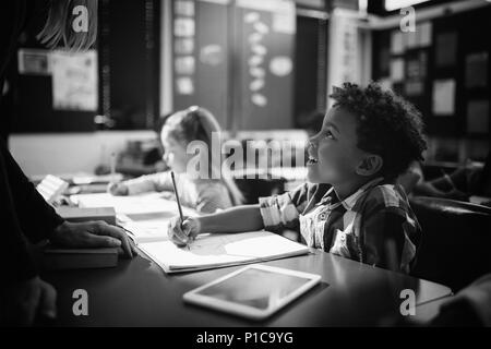 L'interaction avec l'enseignant en classe d'écolier Banque D'Images