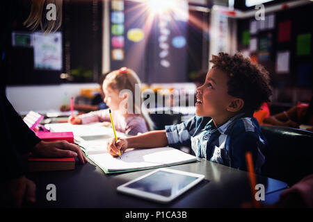 L'interaction avec l'enseignant en classe d'écolier Banque D'Images