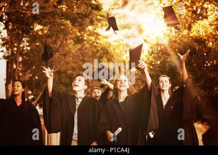 Les élèves à célébrer leur graduation Banque D'Images
