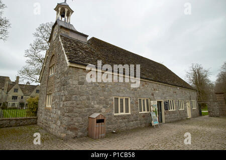 Les écuries gallery et Alexander keiller museum building avebury wiltshire england uk Banque D'Images