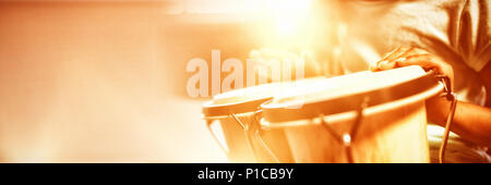 Fille à jouer de la batterie Banque D'Images