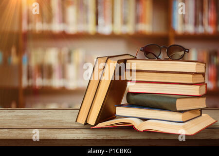 Image composite de lunettes sur pile de livres Banque D'Images