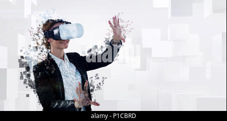Image composite de digital composite de femme avec un simulateur de réalité virtuelle Banque D'Images
