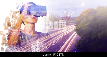 Image composite de digital composite de femme avec un simulateur de réalité virtuelle Banque D'Images