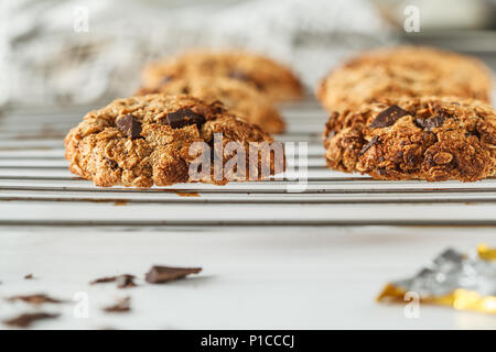 Biscuits Vegan au chocolat sur fond clair. Food blog style concept. Banque D'Images