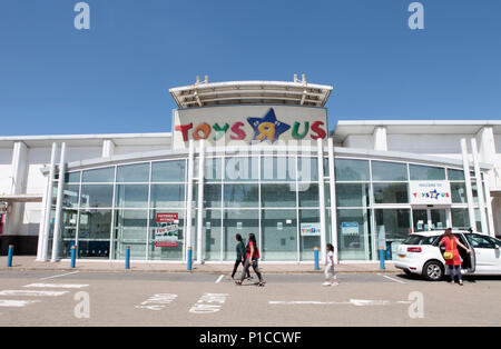 Un FERMÉ RÉCEMMENT MAGASIN TOYS R US DANS UN REATIL Park dans le Hertfordshire, Royaume-Uni Banque D'Images