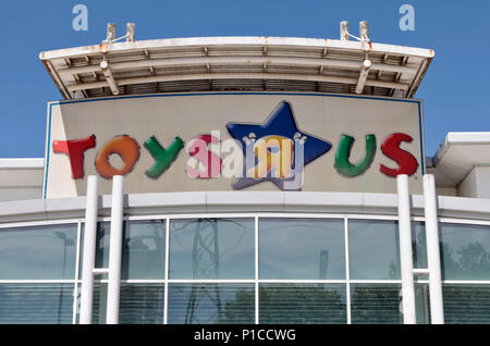 Un FERMÉ RÉCEMMENT MAGASIN TOYS R US DANS UN REATIL Park dans le Hertfordshire, Royaume-Uni Banque D'Images