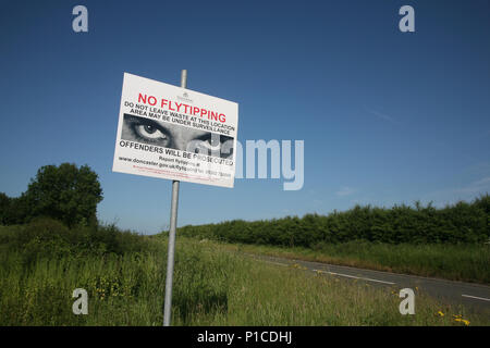 Pas de signer les décharges sauvages vu ici près d'un lieu de déversement illégal très actif sur Tickhill Route sur la A631 à la périphérie de Retford, South Yorkshire, UK Banque D'Images