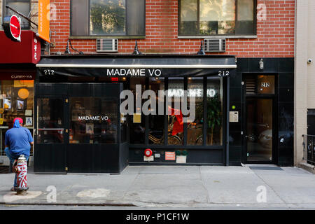 Madame Vo, 212 E 10th St, New York, NY devanture extérieure d'un restaurant vietnamien dans le quartier de l'East Village de Manhattan. Banque D'Images