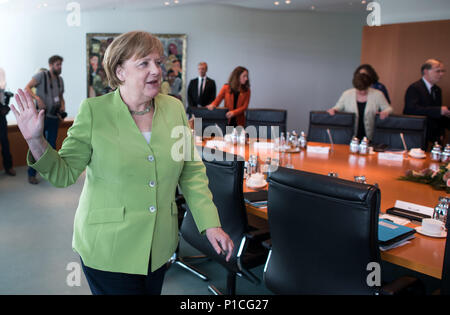 Berlin, Allemagne. 11 Juin, 2018. La chancelière allemande, Angela Merkel, de l'Union chrétienne-démocrate (CDU) arrive à la réunion avec les présidents des organisations de l'économie et des finances internationales à la Chancellerie fédérale. Photo : Bernd von Jutrczenka/dpa dpa : Crédit photo alliance/Alamy Live News Banque D'Images