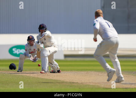 Unis Old Trafford, Manchester, Royaume-Uni. 11 Juin, 2018. Championnat de cricket du comté de Specsavers, Lancashire et Essex ; Tom Bailey de Lancashire pousse la balle et est pris de court par Ryan 10 Doeschate d'Essex sur le bowling de Simon Harmer pour 16 Crédit : exécute Plus Sport Action/Alamy Live News Banque D'Images