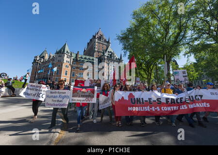 Saguenay, Canada. 8 juin, 2018. Des manifestants anti-G7 à pied devant le Château Frontenac. Crédit : Patrice Lapointe/ZUMA/Alamy Fil Live News Banque D'Images