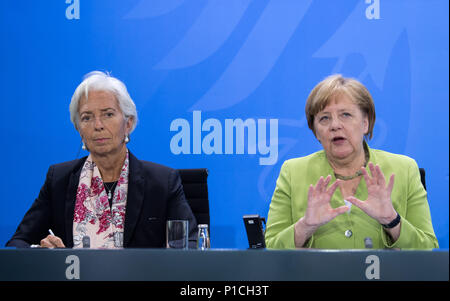 Berlin, Allemagne. 11 Juin, 2018. La chancelière allemande Angela Merkel (R) de l'Union chrétienne-démocrate (CDU), et Christine Lagarde, Directeur général et Président du Fonds monétaire international, de fournir une déclaration au cours d'une conférence de presse après leur rencontre à la Chancellerie fédérale. Photo : Bernd von Jutrczenka/dpa dpa : Crédit photo alliance/Alamy Live News Banque D'Images