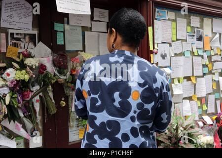 New York, USA. 11e. Juin, 2018. Depuis vendredi, de personnes se sont rassemblées à partir des fleurs et des messages à la Brasserie Les Halles, le restaurant Park Avenue à éclipses, où le célèbre chef Anthony Bourdain est devenu le chef en 1998, et immortalisé l'expérience dans son best-seller 2000, "confidentiel." de ses fans émotionnelle CNN show "Redemption" ont laissé une variété de souvenirs à l'endroit où a commencé Bourdain son ascension fulgurante à la renommée. © 2018 Ronald G. Lopez/DigiPixsAgain.us/Alamy Live News Banque D'Images