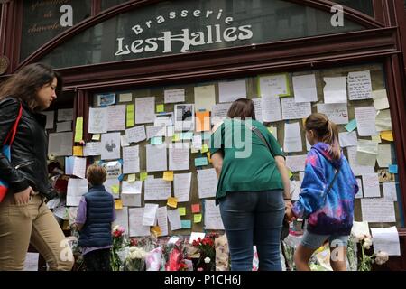 New York, USA. 11e. Juin, 2018. Depuis vendredi, de personnes se sont rassemblées à partir des fleurs et des messages à la Brasserie Les Halles, le restaurant Park Avenue à éclipses, où le célèbre chef Anthony Bourdain est devenu le chef en 1998, et immortalisé l'expérience dans son best-seller 2000, "confidentiel." de ses fans émotionnelle CNN show "Redemption" ont laissé une variété de souvenirs à l'endroit où a commencé Bourdain son ascension fulgurante à la renommée. © 2018 Ronald G. Lopez/DigiPixsAgain.us/Alamy Live News Banque D'Images