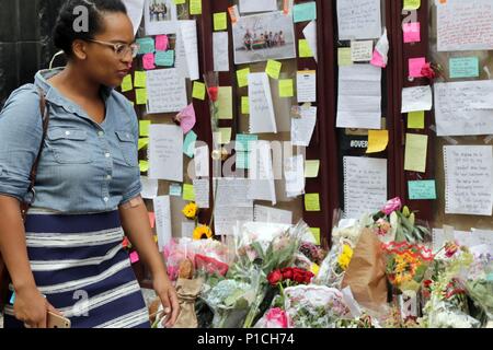 New York, USA. 11e. Juin, 2018. Depuis vendredi, de personnes se sont rassemblées à partir des fleurs et des messages à la Brasserie Les Halles, le restaurant Park Avenue à éclipses, où le célèbre chef Anthony Bourdain est devenu le chef en 1998, et immortalisé l'expérience dans son best-seller 2000, "confidentiel." de ses fans émotionnelle CNN show "Redemption" ont laissé une variété de souvenirs à l'endroit où a commencé Bourdain son ascension fulgurante à la renommée. © 2018 Ronald G. Lopez/DigiPixsAgain.us/Alamy Live News Banque D'Images