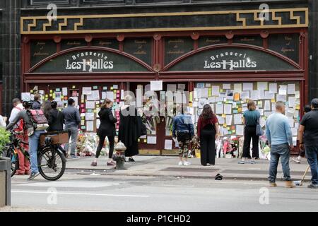 New York City, New York, USA. 11 Juin, 2018. Depuis vendredi, de personnes se sont rassemblées à partir des fleurs et des messages à la Brasserie Les Halles, le restaurant Park Avenue à éclipses, où le célèbre chef Anthony Bourdain est devenu le chef en 1998, et immortalisé l'expérience dans son best-seller 2000, 'Cuisine confidentiels.'' de ses fans émotionnelle CNN show 'Redemption'' ont laissé une variété de souvenirs à l'endroit où a commencé Bourdain son ascension fulgurante à la renommée. Credit : Ronald G. Lopez/ZUMA/Alamy Fil Live News Banque D'Images
