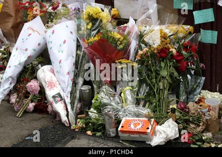 New York City, New York, USA. 11 Juin, 2018. Depuis vendredi, de personnes se sont rassemblées à partir des fleurs et des messages à la Brasserie Les Halles, le restaurant Park Avenue à éclipses, où le célèbre chef Anthony Bourdain est devenu le chef en 1998, et immortalisé l'expérience dans son best-seller 2000, 'Cuisine confidentiels.'' de ses fans émotionnelle CNN show 'Redemption'' ont laissé une variété de souvenirs à l'endroit où a commencé Bourdain son ascension fulgurante à la renommée. Credit : Ronald G. Lopez/ZUMA/Alamy Fil Live News Banque D'Images