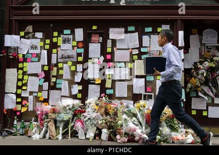 New York City, New York, USA. 11 Juin, 2018. Depuis vendredi, de personnes se sont rassemblées à partir des fleurs et des messages à la Brasserie Les Halles, le restaurant Park Avenue à éclipses, où le célèbre chef Anthony Bourdain est devenu le chef en 1998, et immortalisé l'expérience dans son best-seller 2000, 'Cuisine confidentiels.'' de ses fans émotionnelle CNN show 'Redemption'' ont laissé une variété de souvenirs à l'endroit où a commencé Bourdain son ascension fulgurante à la renommée. Credit : Ronald G. Lopez/ZUMA/Alamy Fil Live News Banque D'Images