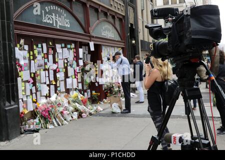 New York City, New York, USA. 11 Juin, 2018. Depuis vendredi, de personnes se sont rassemblées à partir des fleurs et des messages à la Brasserie Les Halles, le restaurant Park Avenue à éclipses, où le célèbre chef Anthony Bourdain est devenu le chef en 1998, et immortalisé l'expérience dans son best-seller 2000, 'Cuisine confidentiels.'' de ses fans émotionnelle CNN show 'Redemption'' ont laissé une variété de souvenirs à l'endroit où a commencé Bourdain son ascension fulgurante à la renommée. Credit : Ronald G. Lopez/ZUMA/Alamy Fil Live News Banque D'Images