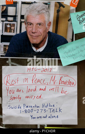 New York City, New York, USA. 11 Juin, 2018. Depuis vendredi, de personnes se sont rassemblées à partir des fleurs et des messages à la Brasserie Les Halles, le restaurant Park Avenue à éclipses, où le célèbre chef Anthony Bourdain est devenu le chef en 1998, et immortalisé l'expérience dans son best-seller 2000, 'Cuisine confidentiels.'' de ses fans émotionnelle CNN show 'Redemption'' ont laissé une variété de souvenirs à l'endroit où a commencé Bourdain son ascension fulgurante à la renommée. Credit : Ronald G. Lopez/ZUMA/Alamy Fil Live News Banque D'Images