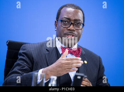 Berlin, Allemagne. 11 Juin, 2018. Akinwumi Adesina, Président de la Banque africaine de développement (BAFD), fournit une déclaration au cours d'une conférence de presse après la réunion de la Chancelière Merkel avec les présidents et -les femmes de la finance internationale, les organisations de l'économie et à la Chancellerie fédérale. Photo : Bernd von Jutrczenka/dpa dpa : Crédit photo alliance/Alamy Live News Banque D'Images